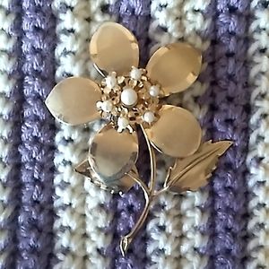 Large Gold Toned Daisy Brooch